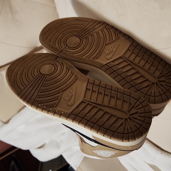 Like New Nike AIR Jordan 1 Mid 7.5 - Picture 5 of 6